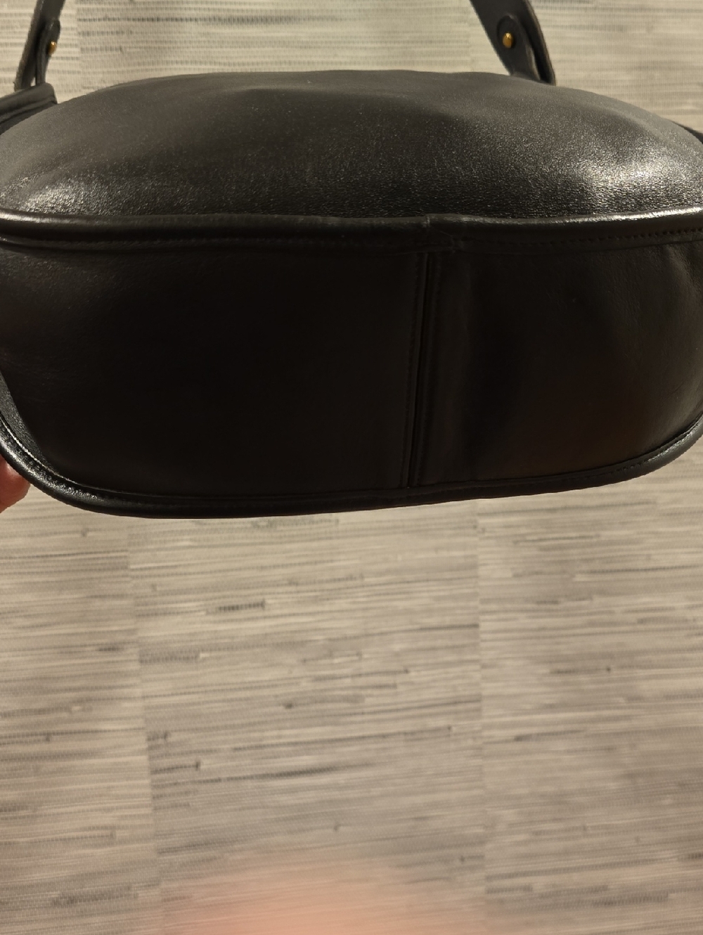 Vintage Coach Black Leather Shoulder Bag with Gold Hardware - Picture 3 of 6